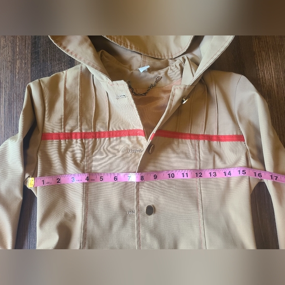 Elegant Beige Trench Coat with Red Highlights - Picture 5 of 10